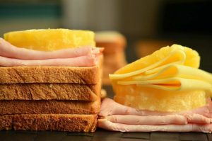 toast so šunkou a syrom